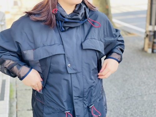 トーガ　ヴィリリースのナイロンメッシュフーデットジャケット