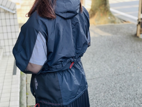 ナイロンメッシュフーデットジャケットのオープン