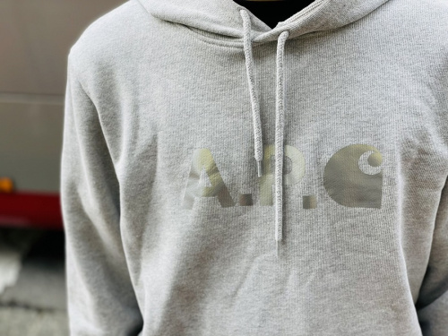 アー・ペー・セー×カーハート ワークインプログレスのパーカー