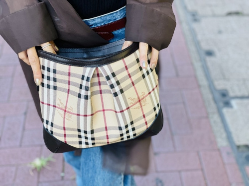バーバリーのノバチェックショルダーバッグ