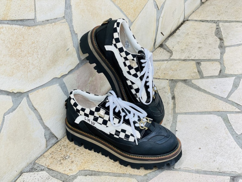 スニーカーのNIR