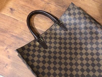 「ラグジュアリーブランドのLOUIS VUITTON 　 」