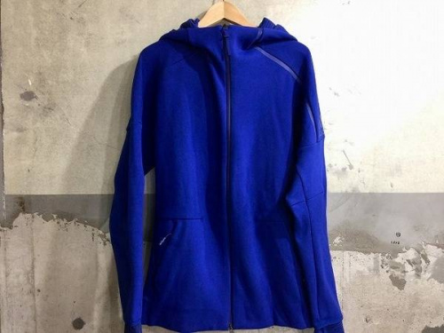 スポーツブランドのアディダス