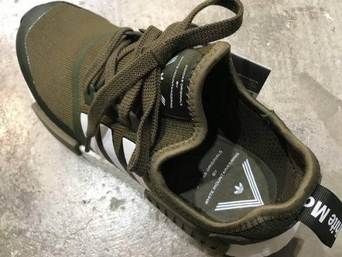 スポーツブランドのアディダス