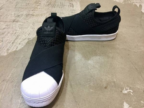 スニーカーのアディダス