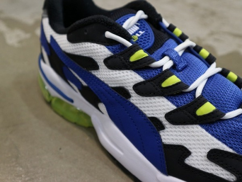 スニーカーのPUMA