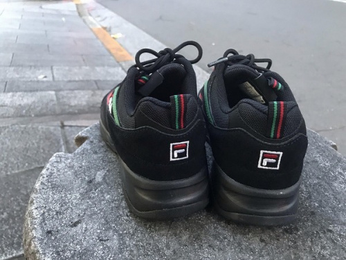 フィラのダッドスニーカー