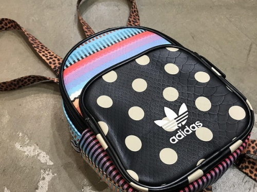 adidasのアディダス