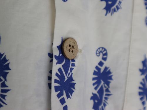 オープンカラーの開襟