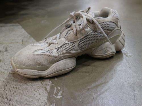 アディダス+カニエウエストのブラッシュ