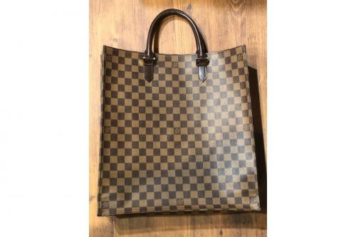 LOUIS VUITTON のルイ ヴィトン