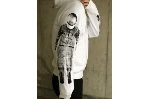 トップスのパーカー