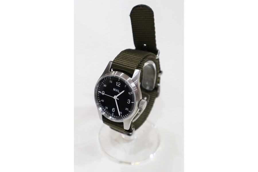 MHL. ミリタリーウォッチ　ブラック 新色ブラックで復刻した名作ミリタリーウォッチは令和にも映える