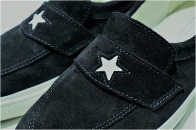 「スニーカーのCONVERSE ADDICT 」