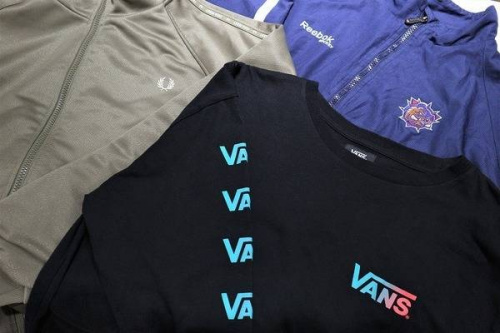 ワイドシルエットのナイロンジャケット