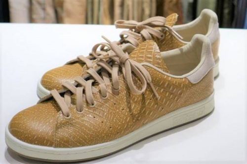 スポーツブランドのアディダス