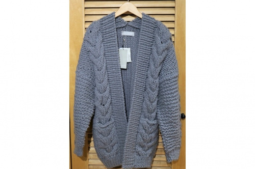 カーディガンのニット