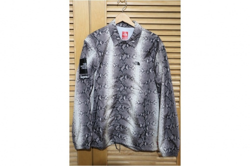 コラボ・別注アイテムのSUPREME