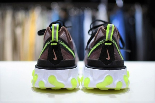 React Element 87のスニーカー