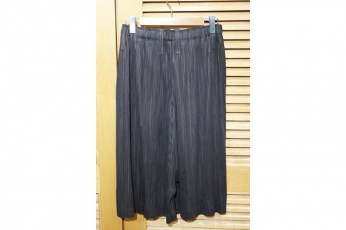 イッセイミヤケ　プリーツプリーズのガウチョパンツ