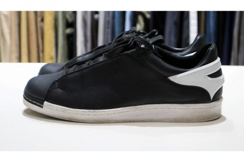 ワイスリーのスニーカー