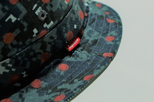 コラボ・別注アイテムのSUPREME