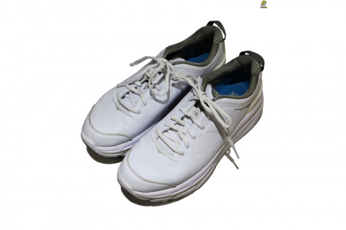 ホカ オネオネのスニーカー