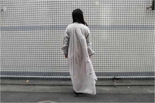 リネン混ワンピースのノーカラー