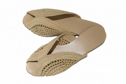 トュデイフルのサンダル