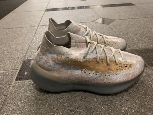 アディダス+カニエウエストのスニーカー