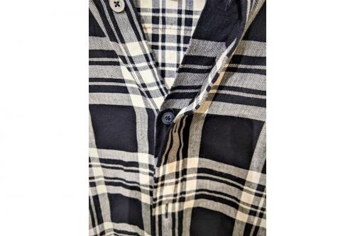 シャツのブラック