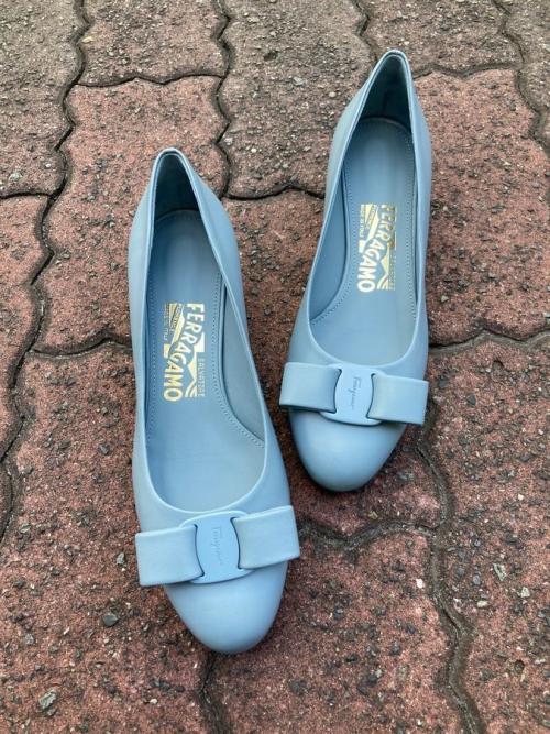 サルヴァトーレ フェラガモのヴァラリボンパンプス