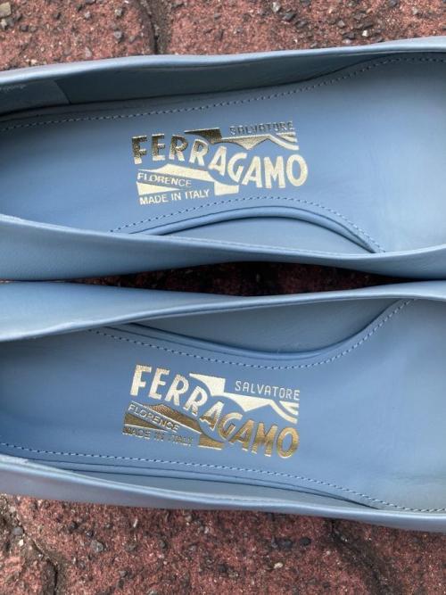 ヴァラリボンパンプスのレディース