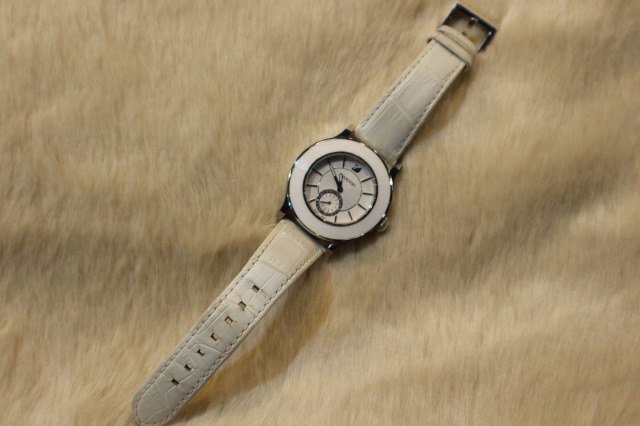 冬のホワイト！SWAROVSKI スワロフスキーの可愛い時計入荷です