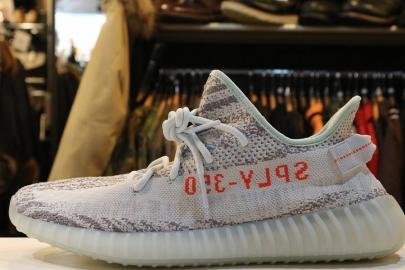 「adidasのYEEZY　BOOST　350 」