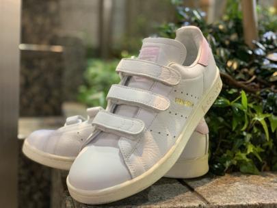 「スニーカーのadidas 」