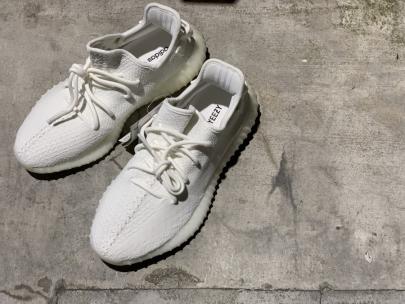 「スニーカーのadidas + KANYE WEST 」