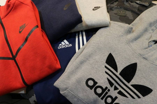 アディダスのナイキ