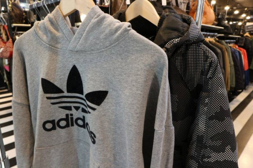 スポーツのスニーカー