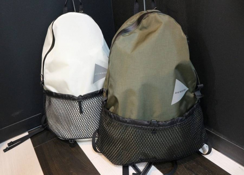 アウトドアのデイパック