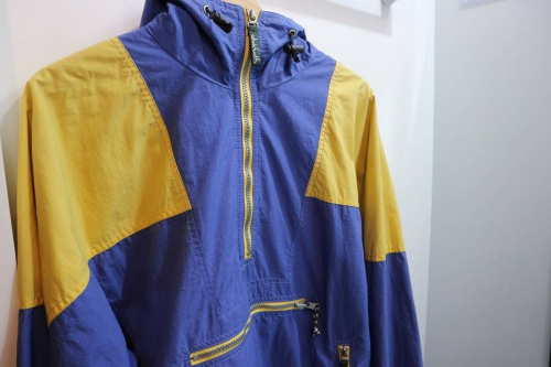 トップスのナイロンジャケット