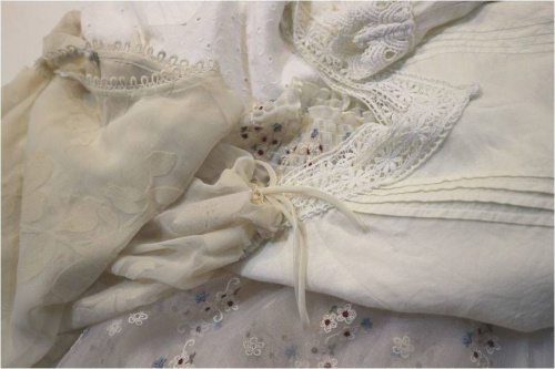 店舗からのお知らせの白ブラウス