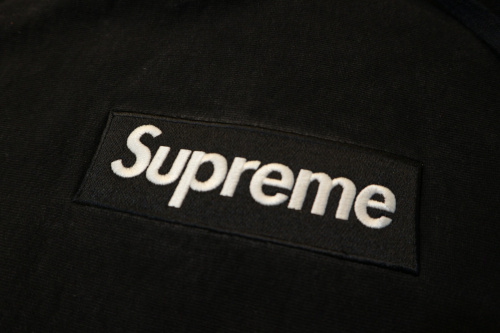 ボックスロゴのパーカー