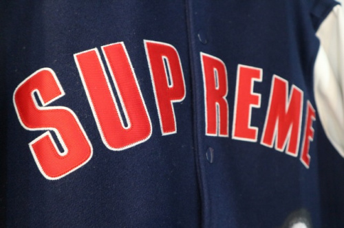 SUPREMEのスタジャン