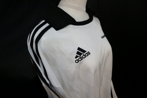 スポーツブランドのadidas(アディダス)