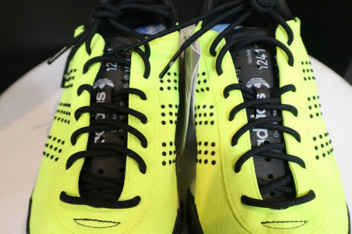 アディダスのスニーカー