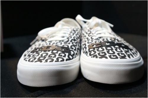 AUTHENTICのスニーカー