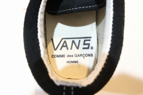 バンズ×コムデギャルソンのローカットスニーカー