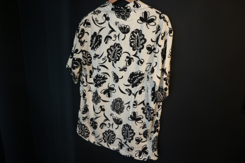 レーヨンサテンプリントシャツのアロハシャツ