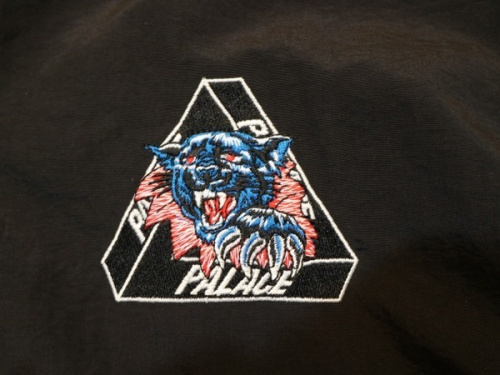 コーチジャケットのナイロンジャケット